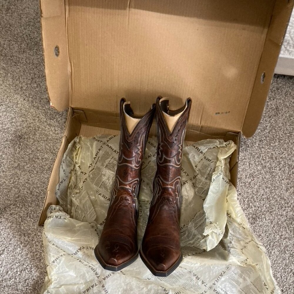 SOLD ****Like-new Ariat leather cowboy boots. Size 6.5.